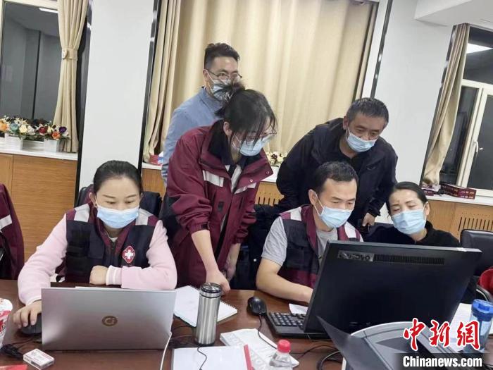 圖為青海省疾控中心工作人員在海北州海晏縣工作?！∏嗪Ｊ〖部刂行?供圖