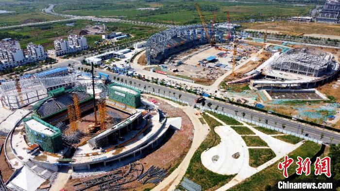航拍安徽省首座雙曲大懸挑背拉體育場——明光市體育中心施工現(xiàn)場?！芬圾Q 攝
