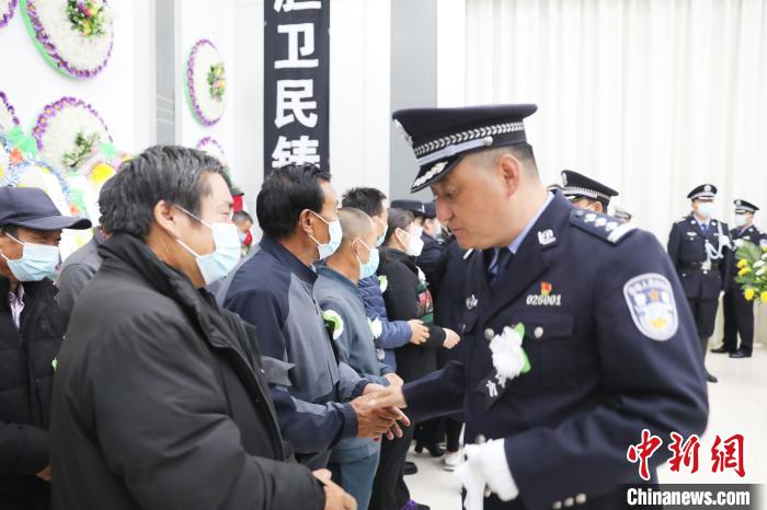 圖為遺體告別儀式現(xiàn)場?！』ブh公安局供圖