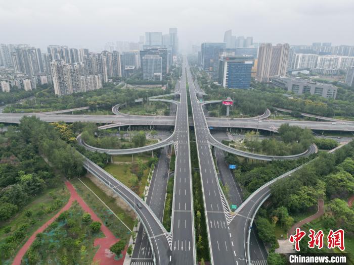 成都天府大道?！埨?攝