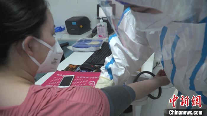 風(fēng)險(xiǎn)區(qū)孕婦在成都婦女兒童中心醫(yī)院接受產(chǎn)檢?！螚?攝