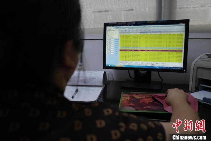 成都“婦幼一卡通”健康信息管理系統(tǒng)，可摸清全市中高風(fēng)險(xiǎn)區(qū)婦兒數(shù)據(jù)?！⊥貔i 攝