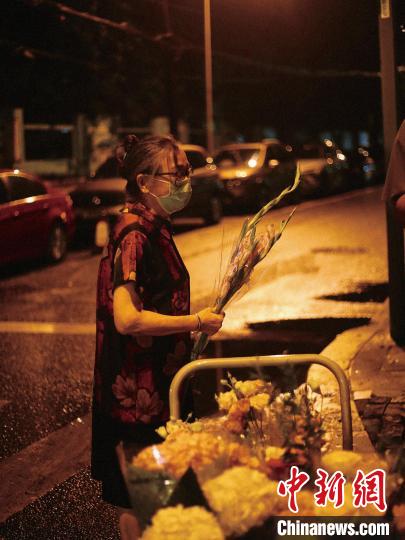 買花的市民?！∈茉L者供圖