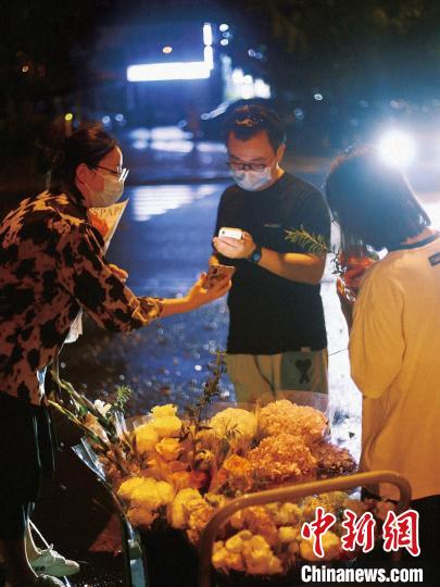 買花的市民?！∈茉L者供圖