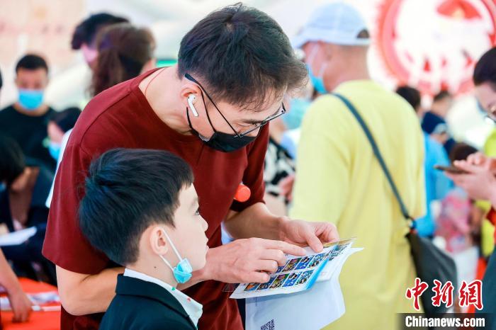 市民游客購買《動(dòng)畫——黑貓警長》特種郵票 朱旭潔 攝 市民游客購買《動(dòng)畫——黑貓警長》特種郵票 朱旭潔 攝