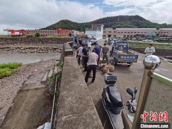 象山縣退役軍人志愿服務(wù)隊(duì)筑牢塘口行動(dòng)現(xiàn)場(chǎng)?！≠噲@園供圖