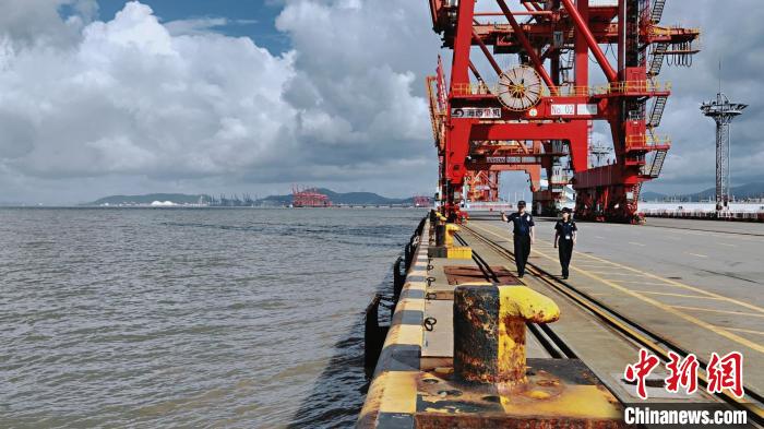 海事工作人員巡查港口情況?！÷楹暧罟﹫D