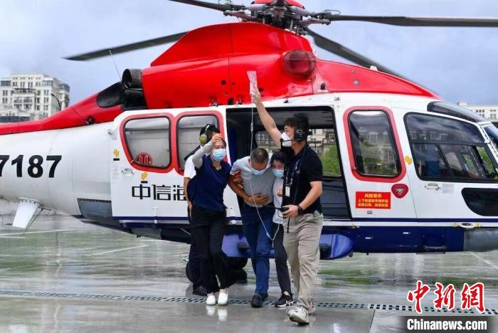 嵊泗病人轉(zhuǎn)移現(xiàn)場(chǎng)?！∩蚶?攝