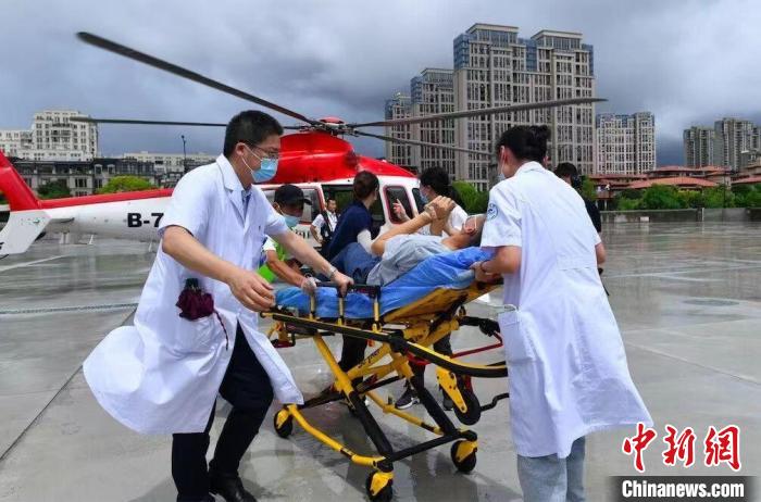 嵊泗病人轉(zhuǎn)移現(xiàn)場(chǎng)?！∩蚶?攝