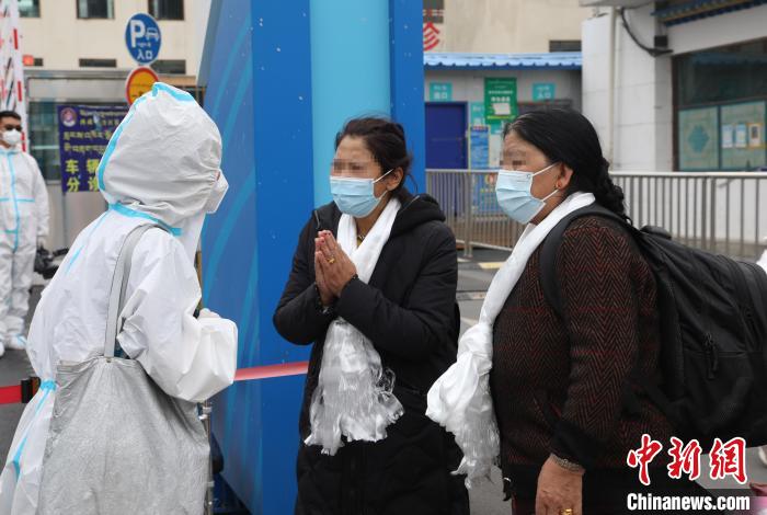 圖為患者出院?！≈軒涇?攝