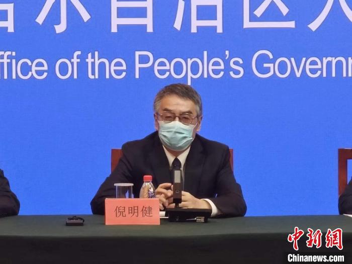 倪明健在新聞發(fā)布會(huì)上介紹新疆本輪疫情流行病毒特點(diǎn)?！埱?攝