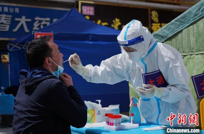 資料圖為居民進行核酸檢測?！●R銘言 攝