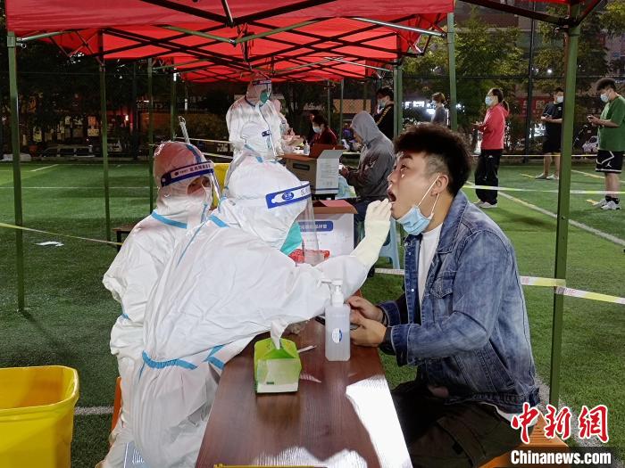 圖為貴陽觀山湖區(qū)市民進(jìn)行核酸檢測?！∈〗?攝