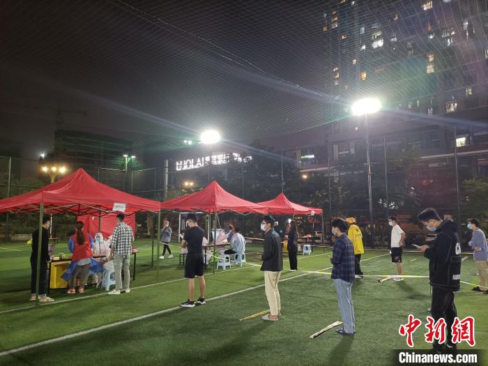 圖為貴陽觀山湖區(qū)市民排隊(duì)進(jìn)行核酸檢測?！∈〗?攝