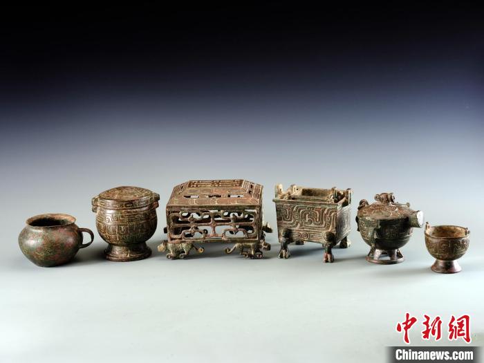梁帶村遺址諸侯夫人墓(M26)出土的一組微型銅容器?！×簬Т遘菄z址博物館 供圖