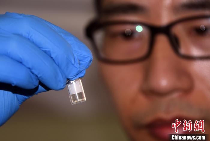 國科大特別研究助理韓賓博士展示、介紹用于研究的人工合成鉛白化妝品遺存樣品?！?lt;a target='_blank' href='/'>中新社</a>記者 孫自法 攝