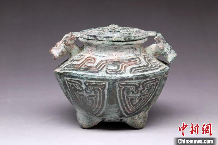 梁帶村遺址女性貴族墓(M300)出土的一個(gè)微型銅容器?！￡兾魇】脊叛芯吭?供圖