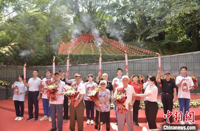 福建福州：百歲老兵火炬?zhèn)鬟f三代人共訴“抗戰(zhàn)家國(guó)情”