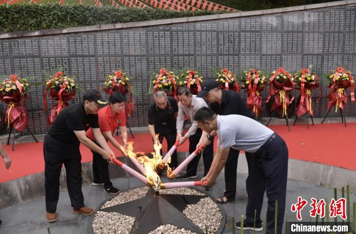 點(diǎn)亮長(zhǎng)明火?！＄娦?攝