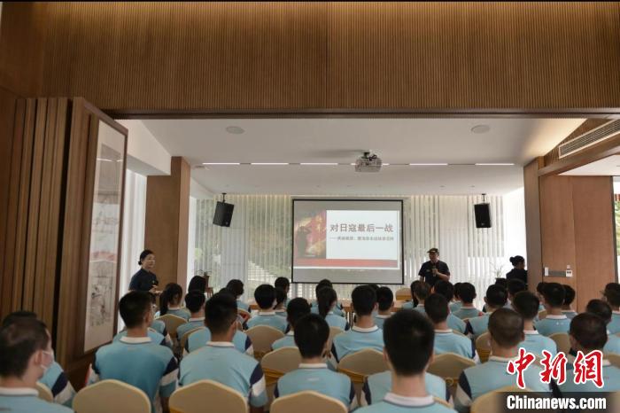 “閩海歷史講堂”，抗戰(zhàn)志士后人陳魯生開(kāi)講《抗日戰(zhàn)爭(zhēng)中對(duì)日寇最后一戰(zhàn)》。　鐘欣 攝