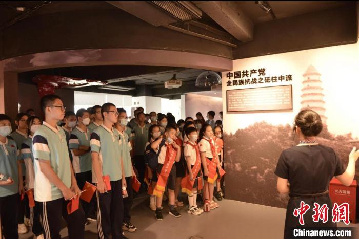 三山人文紀(jì)念園建園二十余載，力求全景展現(xiàn)近現(xiàn)代以來(lái)閩籍、榕籍先烈先賢。圖為學(xué)生參觀展覽。　鐘欣 攝