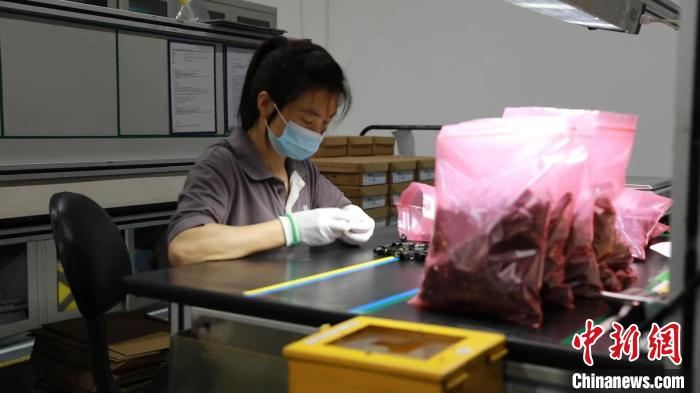 博世汽車(chē)部件(成都)有限公司內(nèi)，也呈現(xiàn)一派生產(chǎn)忙碌之景象?！≯d龍 攝