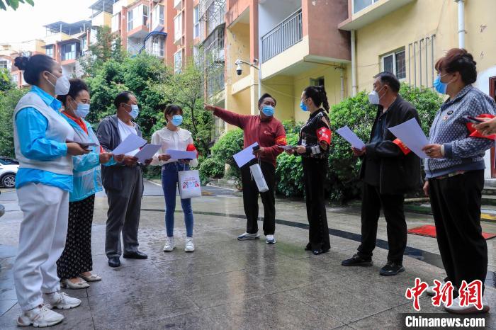 俄木學(xué)正在安排志愿者團隊進行入戶排查工作，左五為俄木學(xué)?！⊥趵?攝