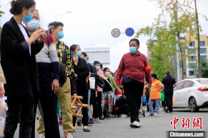 俄木學(xué)正在維護隊伍秩序?！⊥趵?攝