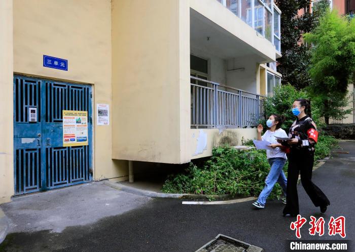 志愿者團隊正在入戶排查。　王磊 攝