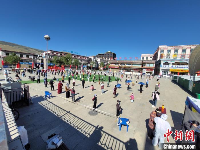 圖為玉樹(shù)州群眾有序進(jìn)行核酸檢測(cè)?！∮駱?shù)州委宣傳部供圖