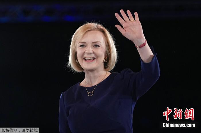 2022年8月31日，在倫敦舉行的保守黨領(lǐng)袖選舉競選活動結(jié)束后，特拉斯在舞臺上揮手致意。