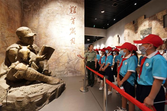 2021年5月30日，在位于河北省邢臺市信都區(qū)漿水鎮(zhèn)的中國人民抗日軍政大學(xué)陳列館，工作人員向小學(xué)生們講述抗大歷史。新華社記者 牟宇 攝