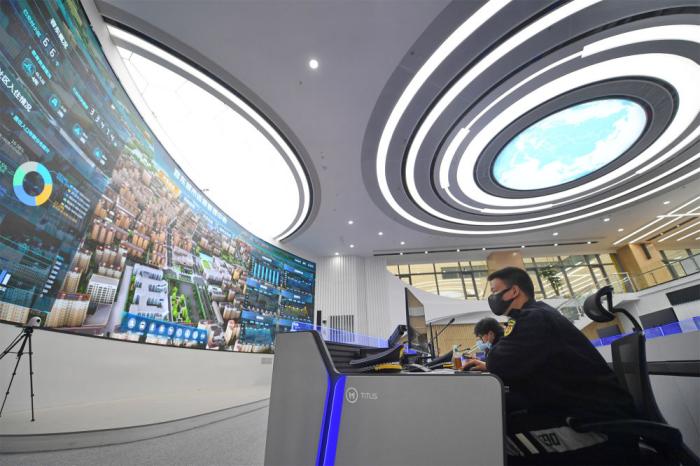 2022年3月29日，工作人員在雄安新區(qū)容東城市運(yùn)營管理中心監(jiān)管平臺工作。新華社記者 朱旭東 攝