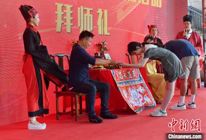 活動(dòng)現(xiàn)場(chǎng)進(jìn)行“閩臺(tái)匠人拜師典禮”?！蚊?攝