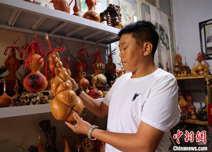 馮計(jì)剛制作的葫蘆手工藝品。　孔飛 攝