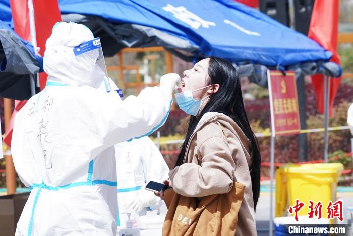 資料圖為居民進(jìn)行核酸檢測?！●R銘言 攝