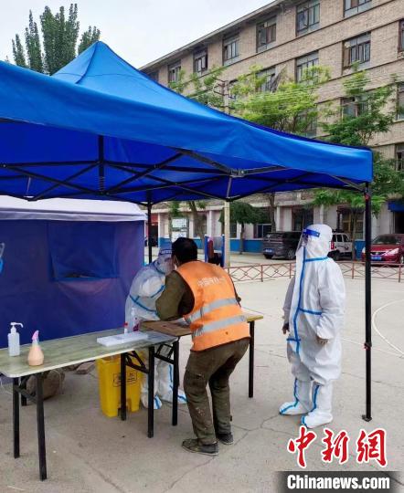 圖為姐妹花在抗疫一線?！〕菛|區(qū)委宣傳部 供圖