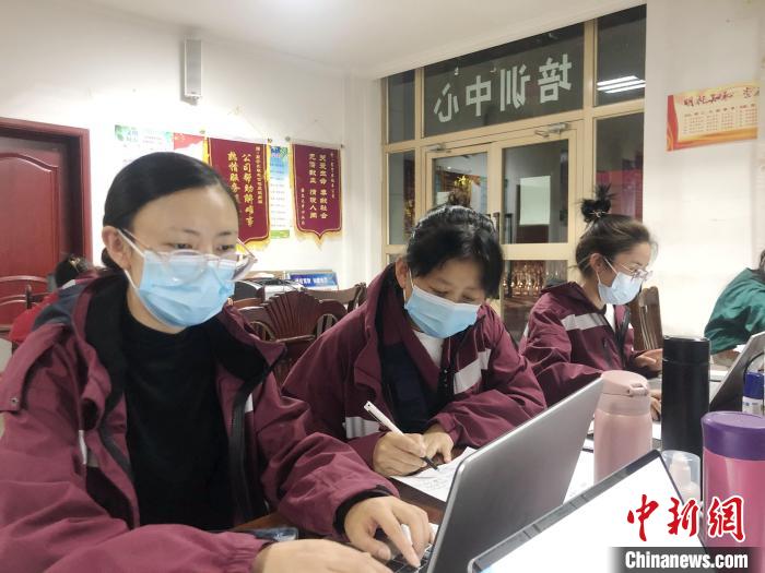 圖為流調(diào)隊(duì)員夜以繼日工作?！±顏嗛?　攝