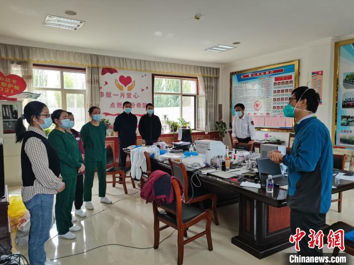 圖為流調(diào)隊(duì)安排部署工作。　李亞楠 　攝