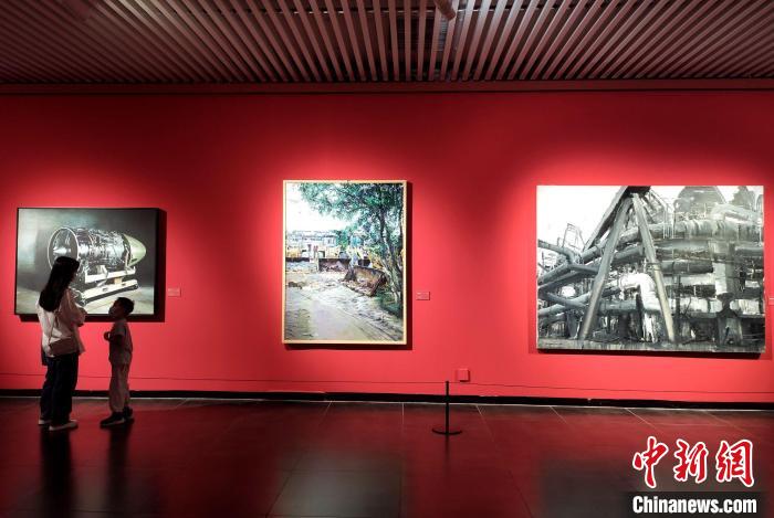 大小觀眾欣賞展品?！∴囅?攝