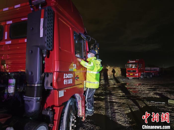 4日晚，上海市公安局邊防和港航分局連夜將300余名警力投入一線?！∩虾＞焦﹫D