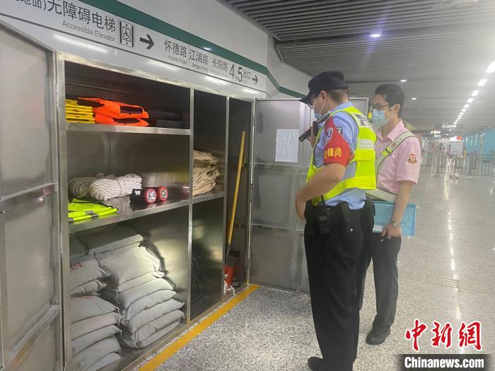 當(dāng)日7時(shí)許，軌交公安千余名警力已全員上崗，加強(qiáng)轄區(qū)巡邏防控?！∩虾＞焦﹫D