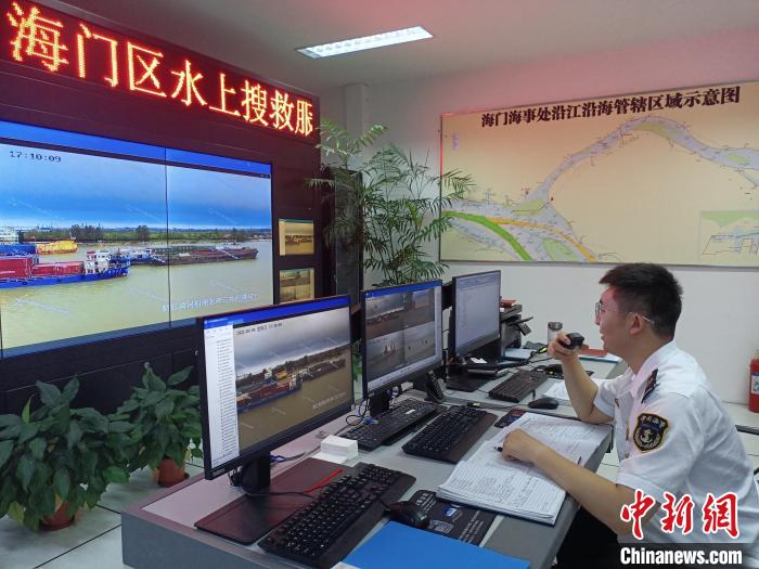 海事工作人員通過(guò)視頻系統(tǒng)觀看江面情況?！∧贤êＪ戮止﹫D