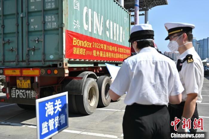 圖為海關(guān)查驗?！∮峋?攝