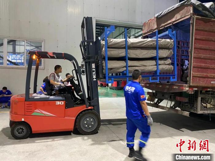 工作人員正在進行物資裝車?！∷拇ㄊ〖t十字會供圖。