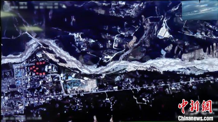 航拍地震后的瀘定震區(qū)一角?！◎v盾科創(chuàng) 攝