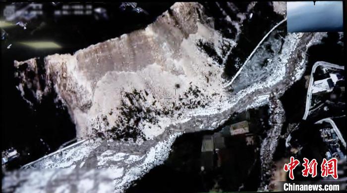 航拍地震中受損的山體?！◎v盾科創(chuàng) 攝