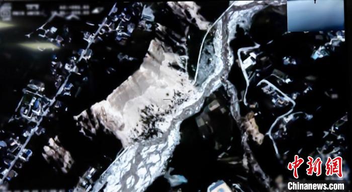 震區(qū)受損的山體和道路等?！◎v盾科創(chuàng) 攝