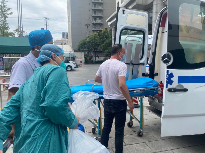 四川省骨科醫(yī)院救援人員正在出發(fā)前往地震災(zāi)區(qū)。(四川省骨科醫(yī)院供圖)