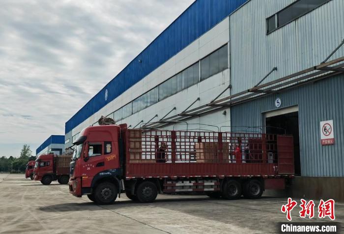 救災物資正在裝車。　四川應急供圖